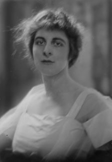Darby, W.A., Mrs., portrait photograph, 1917 Oct. 20. Creator: Arnold Genthe