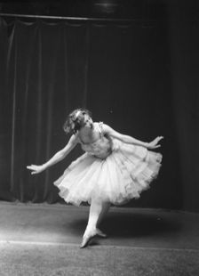 De Carleton, Grace, Miss, 1918 Aug. Creator: Arnold Genthe