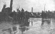 'De L'Argonne aux Flandres; Prisonniers allemands traversant les etendues de boue..., 1918. Creator: Unknown