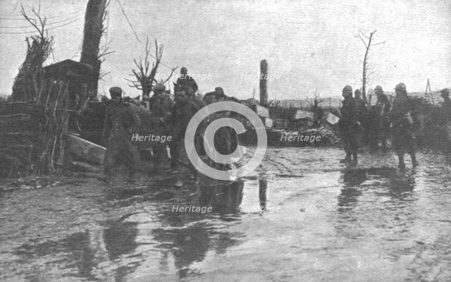 ''De L'Argonne aux Flandres; Prisonniers allemands traversant les etendues de boue..., 1918. Creator: Unknown.