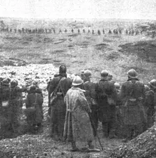De l'emplacement de la ferme Thiaumont, les Senegalais regardent defiler les prisonniers..., 1916. Creator: Unknown