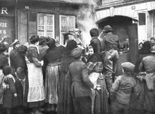 De la joie pour Tous; On a enfincesse de souffrir de la faim: a Noyon, la population se presse aux Creator: Unknown