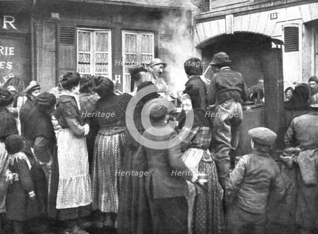 'De la joie pour Tous; On a enfincesse de souffrir de la faim: a Noyon, la population se presse aux  Creator: Unknown.