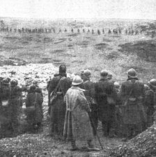 De l'emplacement de la ferme Thiaumont, les Senegalais regardent defiler les prisonniers..., 1916. Creator: Unknown
