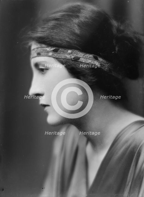 De Saulles, J.L., Mrs., portrait photograph, 1915 June. Creator: Arnold Genthe.