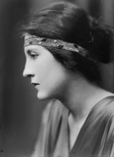 De Saulles, J.L., Mrs., portrait photograph, 1915 June. Creator: Arnold Genthe