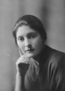 De Saulles, J.L., Mrs., portrait photograph, 1915 May 28. Creator: Arnold Genthe