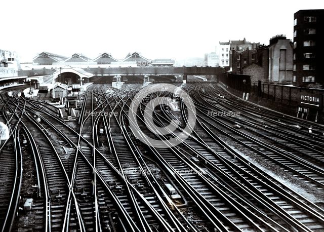 Detour and railway junction in London's Victoria Station, 1962.