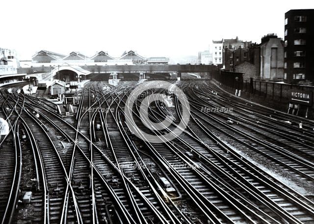 Detour and railway junction in London's Victoria Station, 1962.