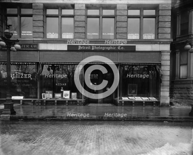 Detroit Photographic Company galleries, Detroit, Mich., between 1905 and 1915. Creator: Unknown.
