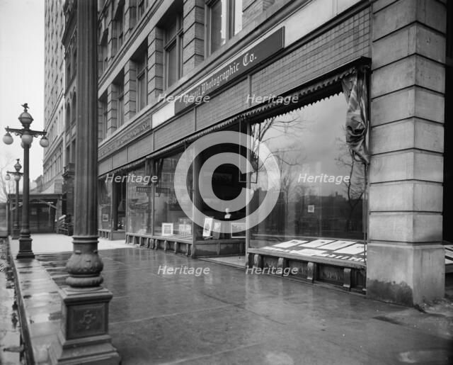 Detroit Photographic Company galleries, Detroit, Mich., between 1905 and 1915. Creator: Unknown.