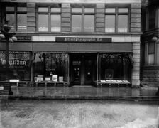 Detroit Photographic Company galleries, Detroit, Mich., between 1905 and 1915. Creator: Unknown