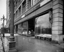 Detroit Photographic Company galleries, Detroit, Mich., between 1905 and 1915. Creator: Unknown