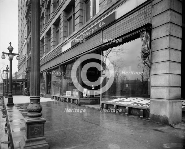 Detroit Photographic Company galleries, Detroit, Mich., between 1905 and 1915. Creator: Unknown.