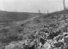 Deux aspects de la bataille de Verdun, a l'est de la Meuse; Troupe occupant le d'un ravin 1916. Creator: Unknown