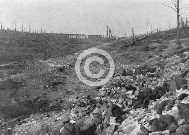 'Deux aspects de la bataille de Verdun, a l'est de la Meuse; Troupe occupant le d'un ravin', 1916. Creator: Unknown.