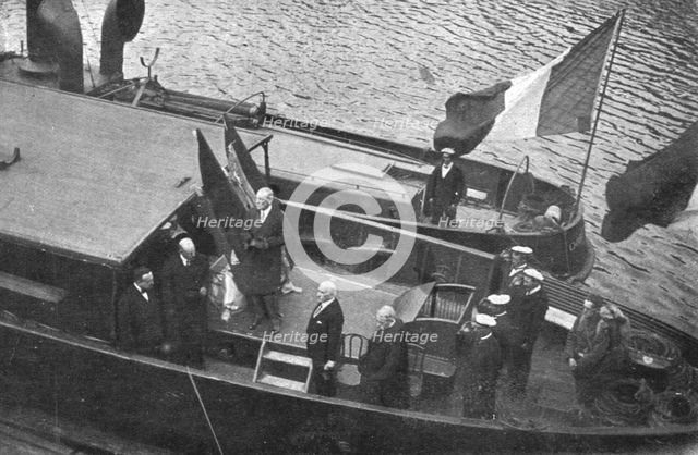 'Deux departs; a Brest: le president Wilson, a bord de la canniere qui va l'amener au..., 1919. Creator: Unknown.