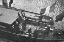 Deux departs; a Brest: le president Wilson, a bord de la canniere qui va l'amener au..., 1919. Creator: Unknown
