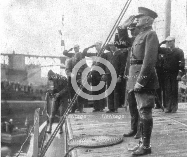 'Deux departs; le salut d'adieu du general Pershing a la France', 1919. Creator: Unknown.