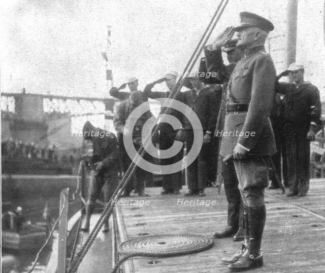 'Deux departs; le salut d'adieu du general Pershing a la France', 1919. Creator: Unknown.