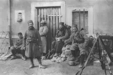 'Deux Groupes de Combattants de Douaumont; Tirailleurs d'une division marocaine revenant du feu. Creator: Unknown
