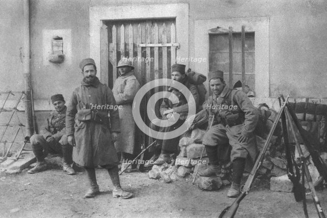 ''Deux Groupes de Combattants de Douaumont; Tirailleurs d'une division marocaine revenant du feu. Creator: Unknown.