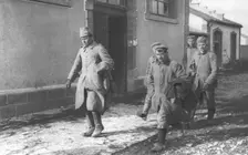 'Deux Groupes de Combattants de Douaumont; Prisonniers allemands faits a Douaumont 1916. Creator: Unknown