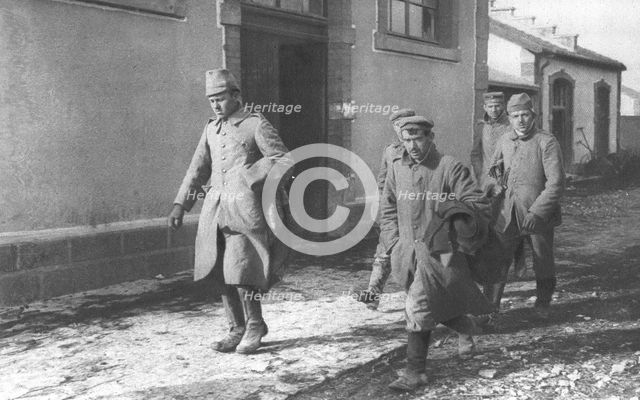 ''Deux Groupes de Combattants de Douaumont; Prisonniers allemands faits a Douaumont', 1916. Creator: Unknown.