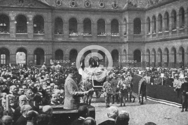 'Deux grands morts; Aux Invalides, le I juin 1916: le discours du ministre de la..., 1916 (1924) Creator: Unknown.