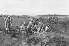 Devant Montdidier; Batterie de 75 en position 1918. Creator: Unknown