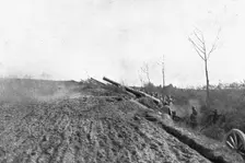 Devant Montdidier; Batteries de 155 en action 1918. Creator: Unknown