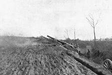 Devant Montdidier; Batteries de 155 en action 1918. Creator: Unknown
