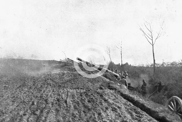 'Devant Montdidier; Batteries de 155 en action', 1918. Creator: Unknown.