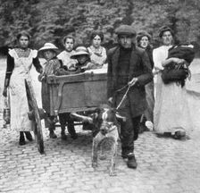 Devant l'envahisseur; Beaucoup, qui ne possedent qu'un chien comme bete de trait 1914. Creator: Unknown