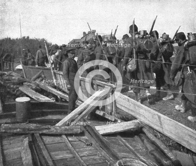 ''Devant les Falaises de L'Aisne; Un pont sur l'Oise improvise par le genie', 1914. Creator: Unknown.