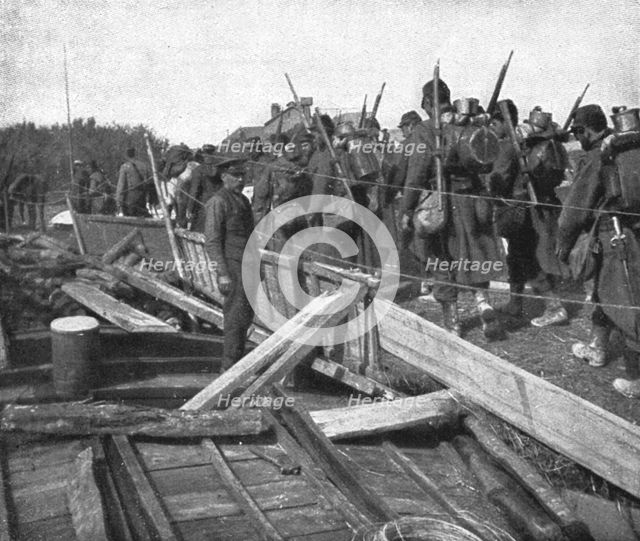''Devant les Falaises de L'Aisne; Un pont sur l'Oise improvise par le genie', 1914. Creator: Unknown.
