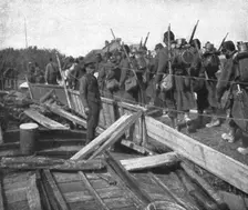 'Devant les Falaises de L'Aisne; Un pont sur l'Oise improvise par le genie 1914. Creator: Unknown