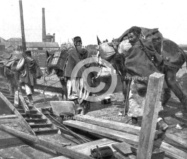 ''Devant les Falaises de L'Aisne; Un pont sur l'Oise improvise par le genie', 1914. Creator: Unknown.
