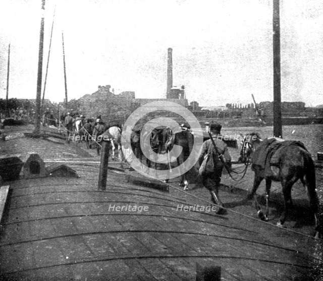 ''Devant les Falaises de L'Aisne; Un pont sur l'Oise improvise par le genie', 1914. Creator: Unknown.