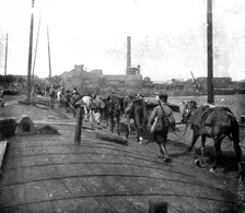 'Devant les Falaises de L'Aisne; Un pont sur l'Oise improvise par le genie 1914. Creator: Unknown