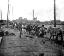 'Devant les Falaises de L'Aisne; Un pont sur l'Oise improvise par le genie 1914. Creator: Unknown