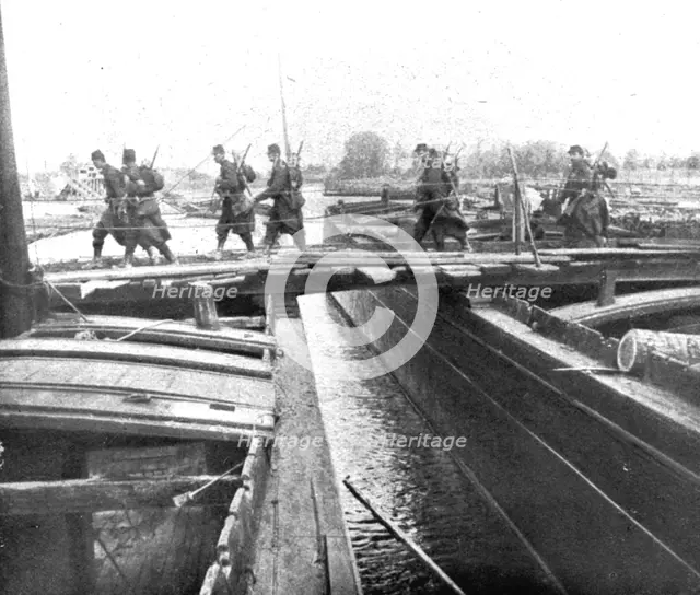 ''Devant les Falaises de L'Aisne; Un pont sur l'Oise improvise par le genie', 1914. Creator: Unknown.