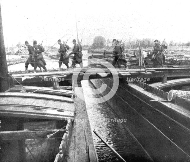 ''Devant les Falaises de L'Aisne; Un pont sur l'Oise improvise par le genie', 1914. Creator: Unknown.