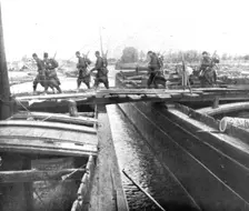 'Devant les Falaises de L'Aisne; Un pont sur l'Oise improvise par le genie 1914. Creator: Unknown