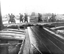 'Devant les Falaises de L'Aisne; Un pont sur l'Oise improvise par le genie 1914. Creator: Unknown