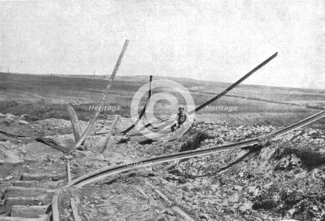 'Devant Verdun; Entre Fleury et Thiaumont, sur la voie du chemin de fer d'interet local qui..., 1916 Creator: Unknown.