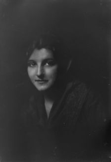 Devine, Edward L., Mrs., portrait photograph, 1917 Oct. 18. Creator: Arnold Genthe