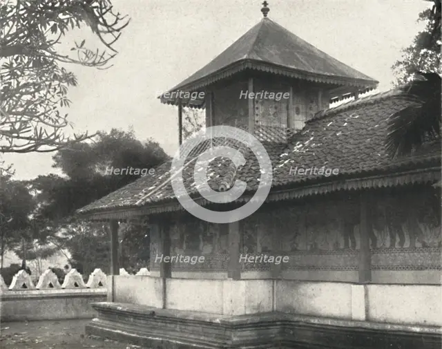 'Dewale (s. Tafel 58) bei der Dagoba des Heiligen Zahnes in Kandy', 1926. Artist: Unknown.