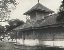 Dewale (s. Tafel 58) bei der Dagoba des Heiligen Zahnes in Kandy 1926