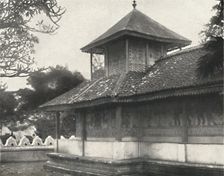 Dewale (s. Tafel 58) bei der Dagoba des Heiligen Zahnes in Kandy 1926